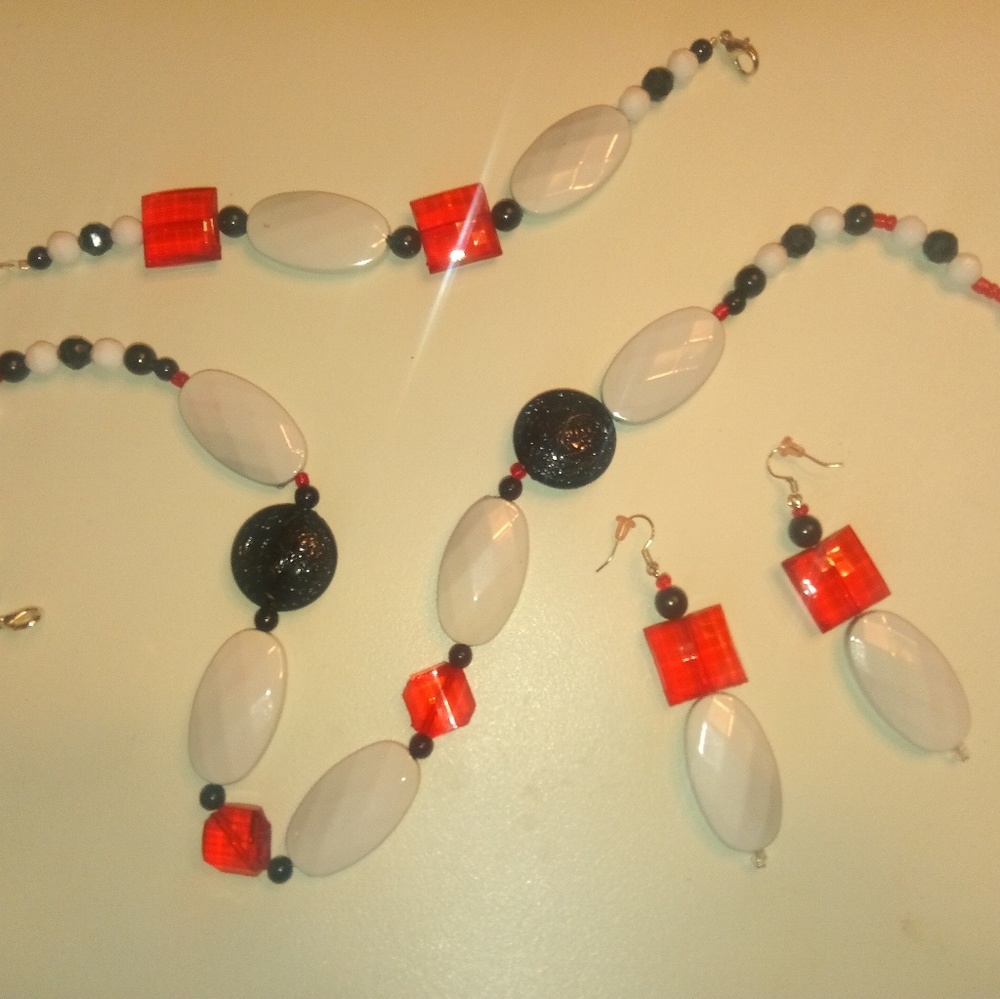 3pc Jeweley set incl Necklace, bracelet & earrings